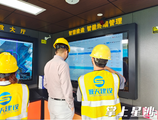 观摩展示现场。