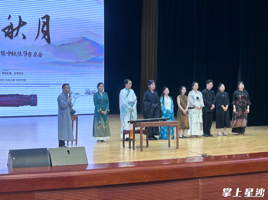 九位演奏家在台上合影。许秀荣 摄