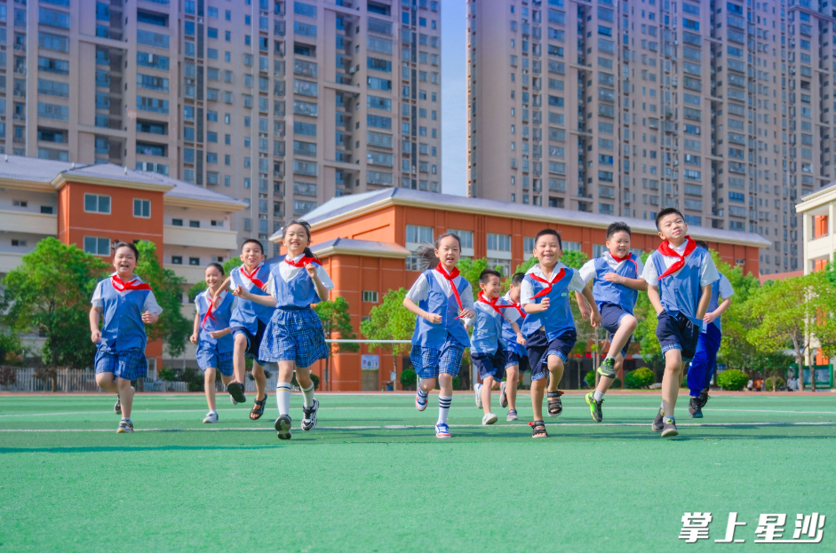 课间，湘龙小学的学生们开心在校园操场奔跑。章帝 摄