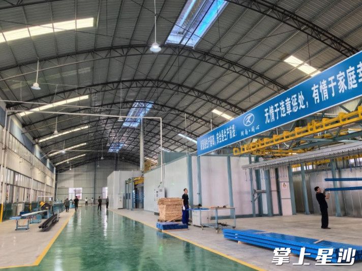 湖南同心智能仓储装备有限责任公司生产线。江背镇供图 湖南同心智能仓储装备有限责任公司生产线。江背镇供图
