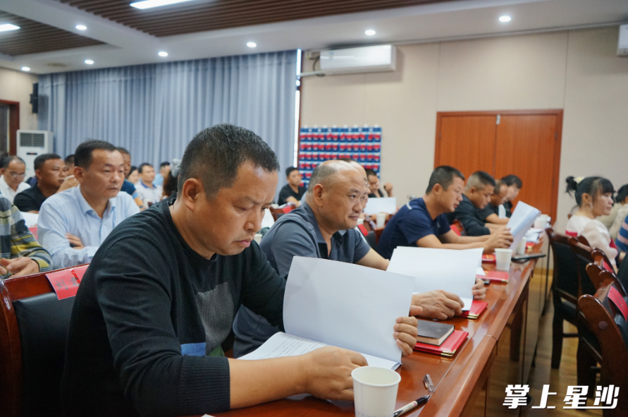 廉情监督员认真学习《廉情监督工作指南》。