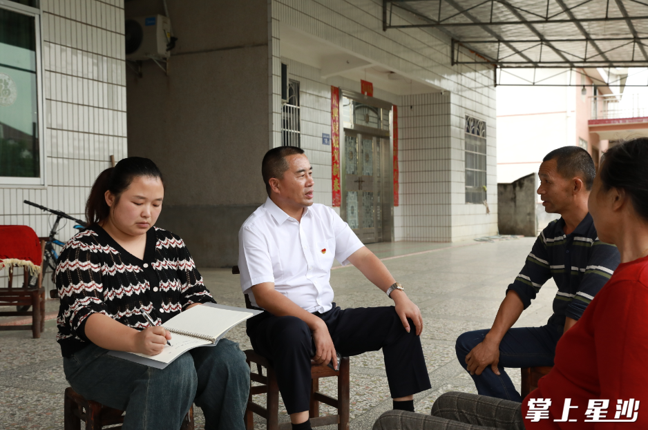 姜立新（左二）到村民家走访，听民生解民忧。均为罗展 摄