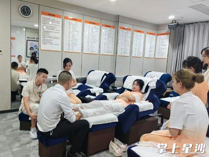 康悦商学院老师在对新人进行培训。李丹 摄