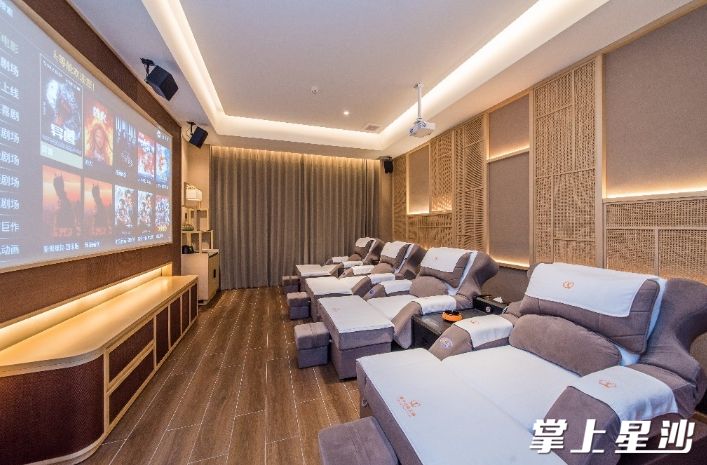 店内干净整洁，配备超大投影。李丹 摄