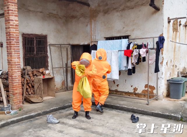 消防员摘除马蜂窝装入编织袋。果园镇供图 消防员摘除马蜂窝装入编织袋。果园镇供图