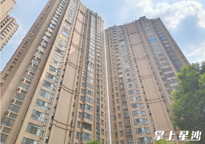 东方航标小区楼栋外墙伸缩缝板脱落得到及时修缮维护。吴涛 摄