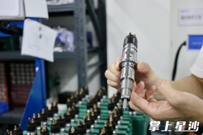 自主研发的高压共轨喷油器。