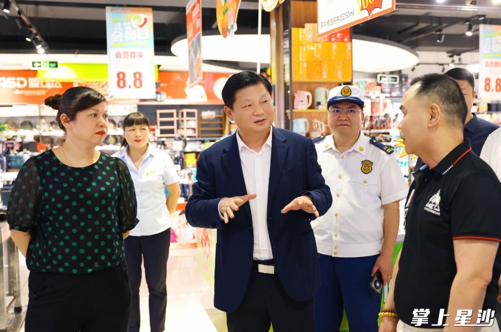 付旭明在通程商业广场，检查商场安全生产工作。均为曾诗怡 摄