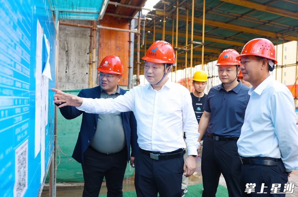 付旭明在锦绣三润城项目，检查建筑工地安全生产工作。