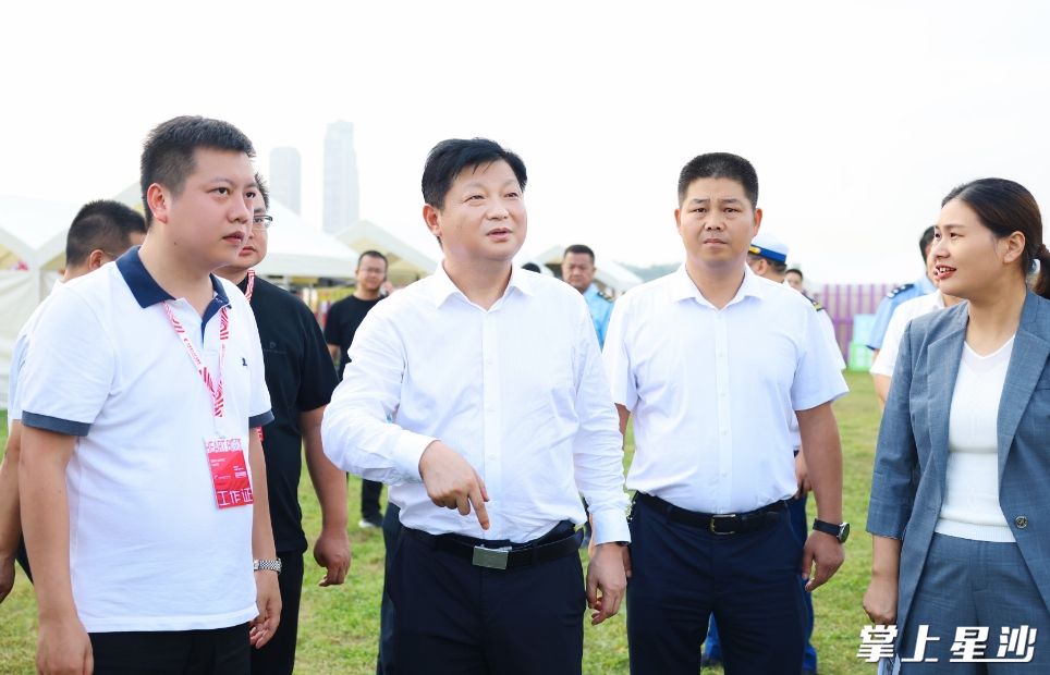 付旭明在长沙松雅湖心动节拍嘉年华活动现场，检查安全生产工作。