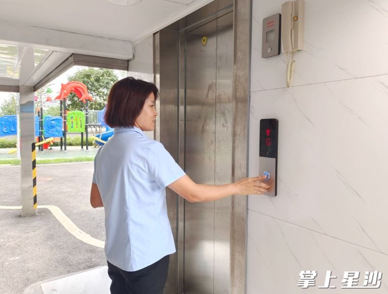 国储五七九小区居民正在使用电梯上楼。 国储五七九小区居民正在使用电梯上楼。