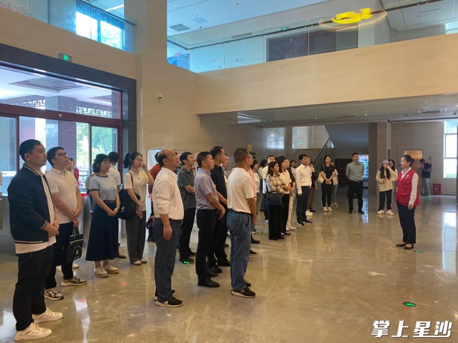 图为志愿者为游客作主题宣讲。均为杨开慧纪念馆 供图