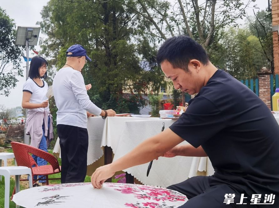 书法家现场作画。陈晨 摄
