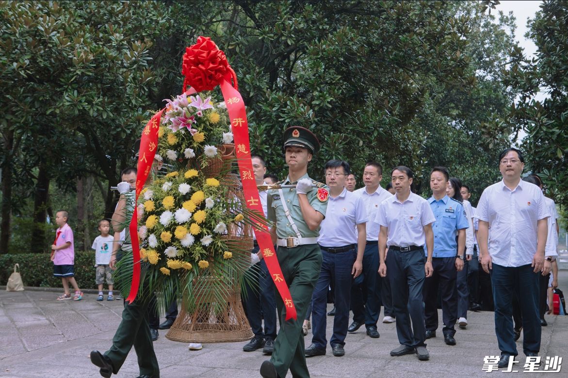 向杨开慧烈士敬献花篮。均为张庆 摄