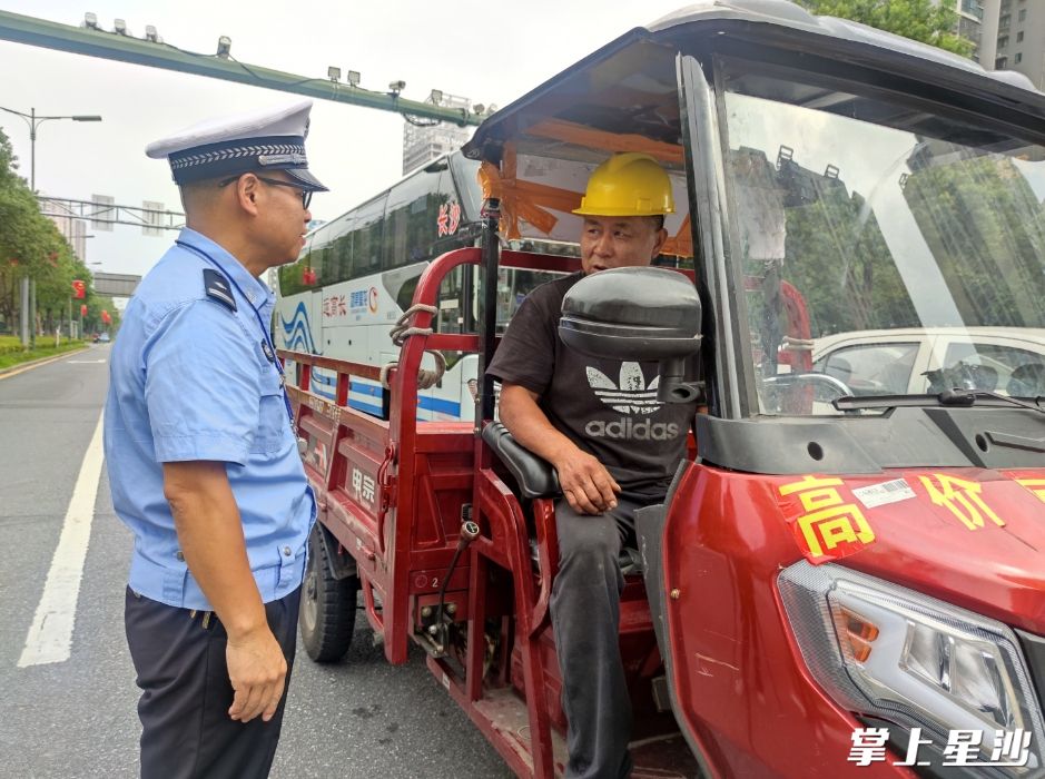 长沙县交警正在路面站岗执勤。均为宋彬彬 摄