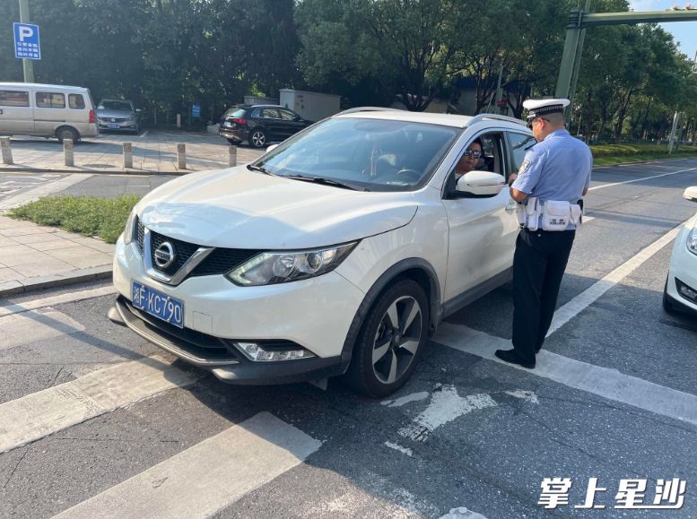 长沙县交警正在盘查过往车辆。