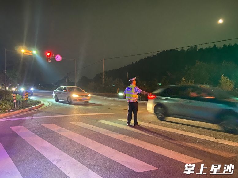 长沙县交警在路面指挥交通。