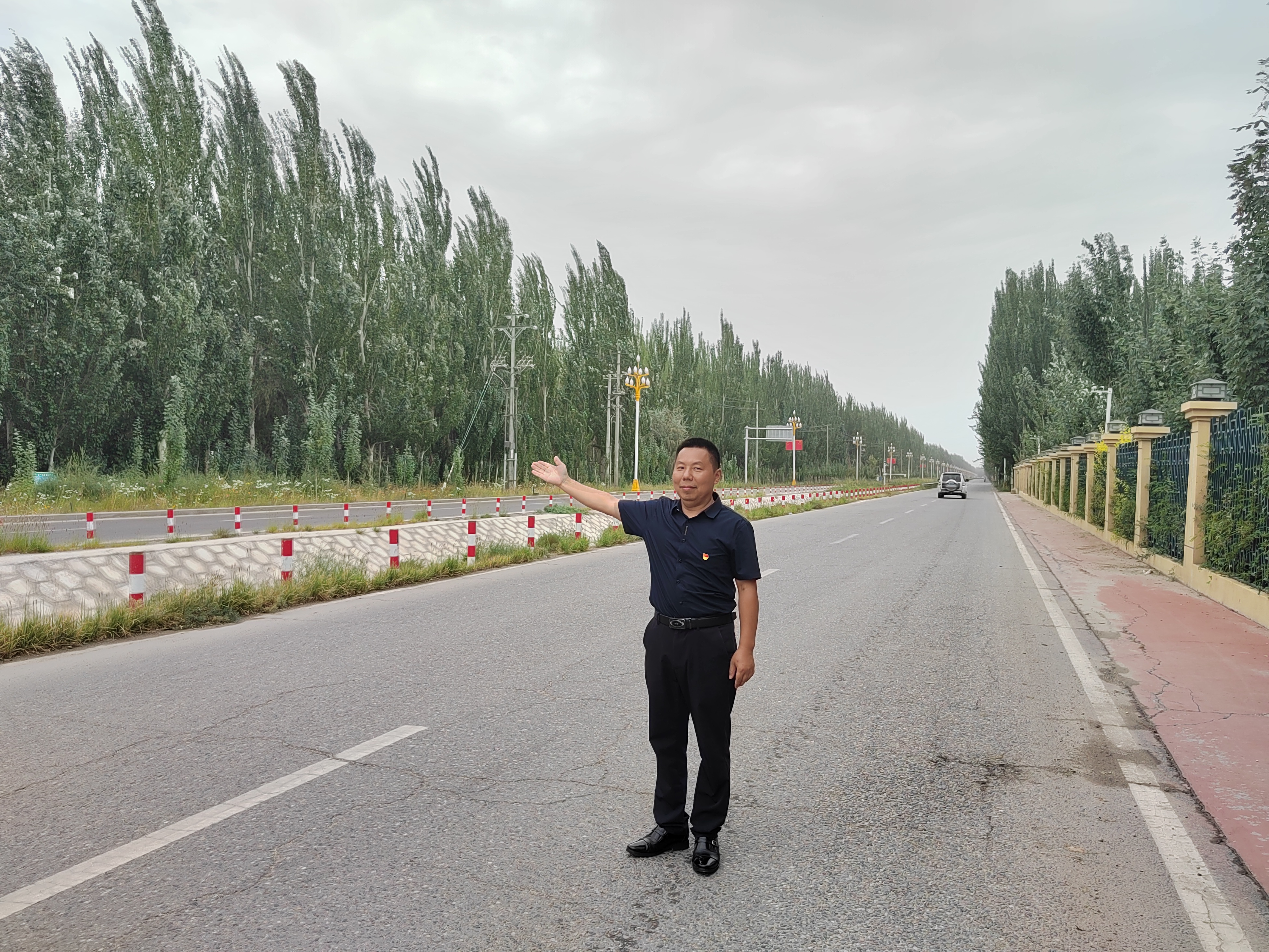 叔爷爷兑现承诺，带领团队植树，让戈壁变成绿洲。