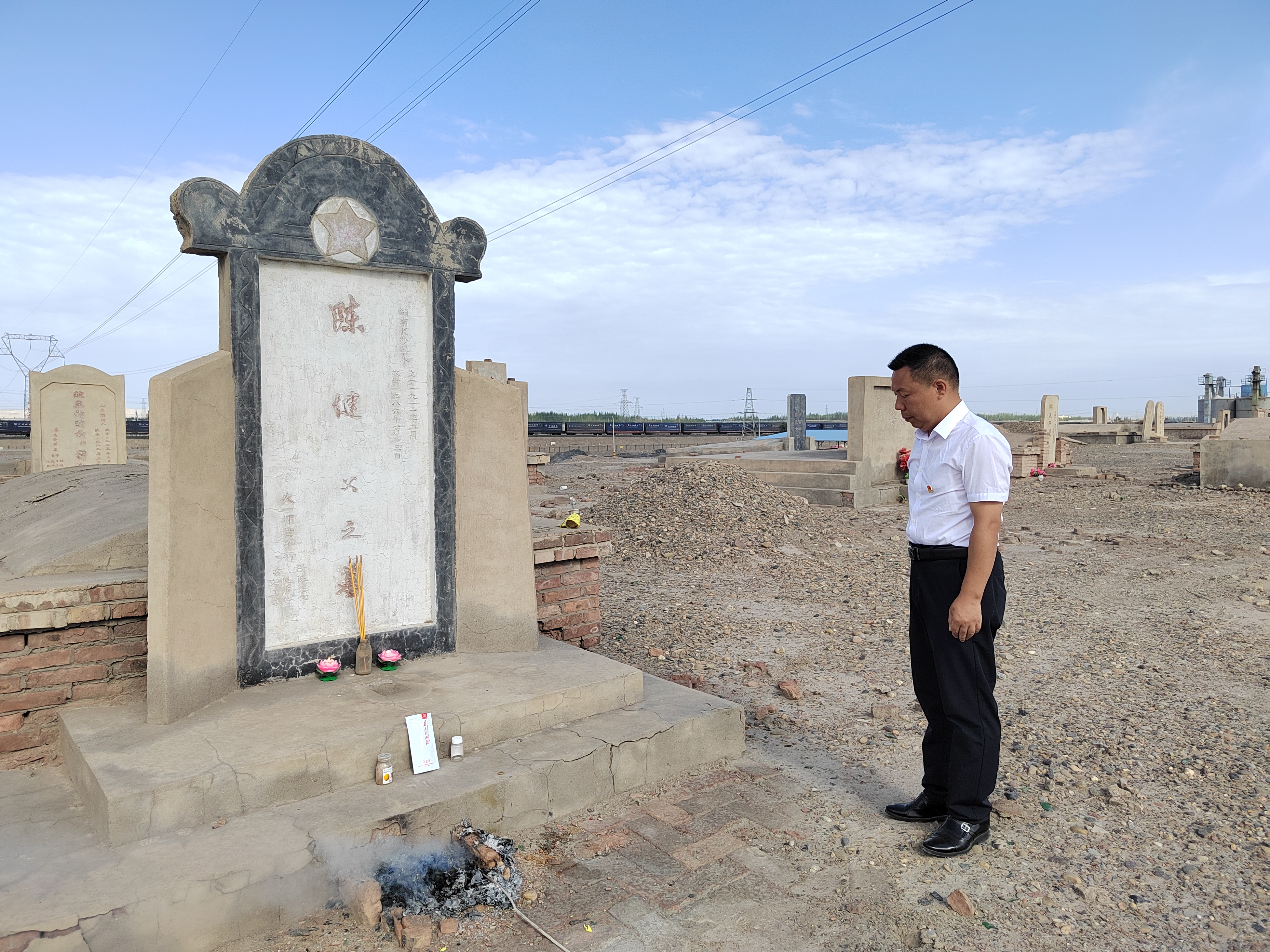 兑现承诺，带上家乡水、土等，“看望”戍守边疆的叔爷爷。