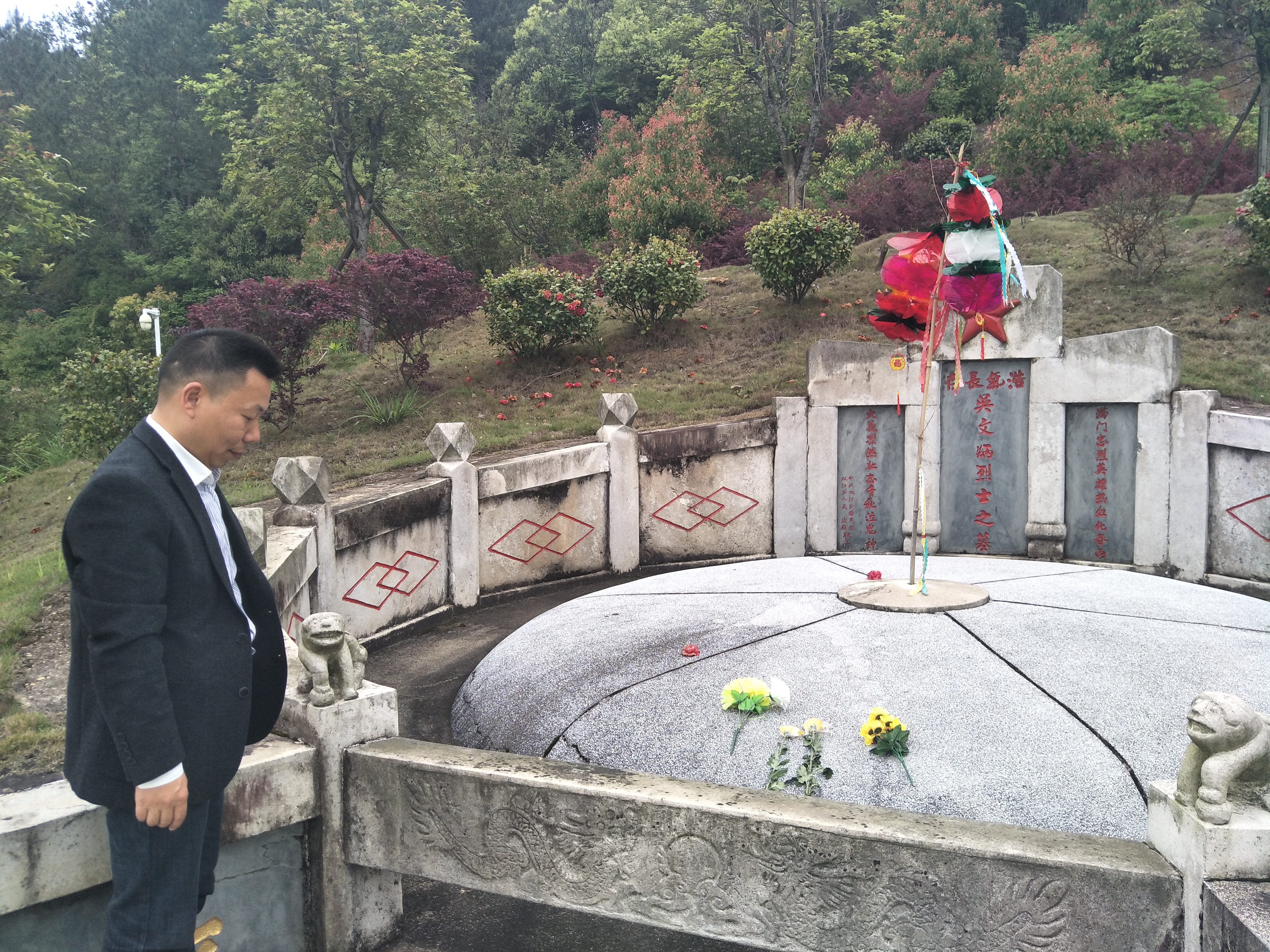 兑现承诺，多次瞻仰长沙县烈士陵园，代叔爷爷“看望”其战友吴文炳烈士。