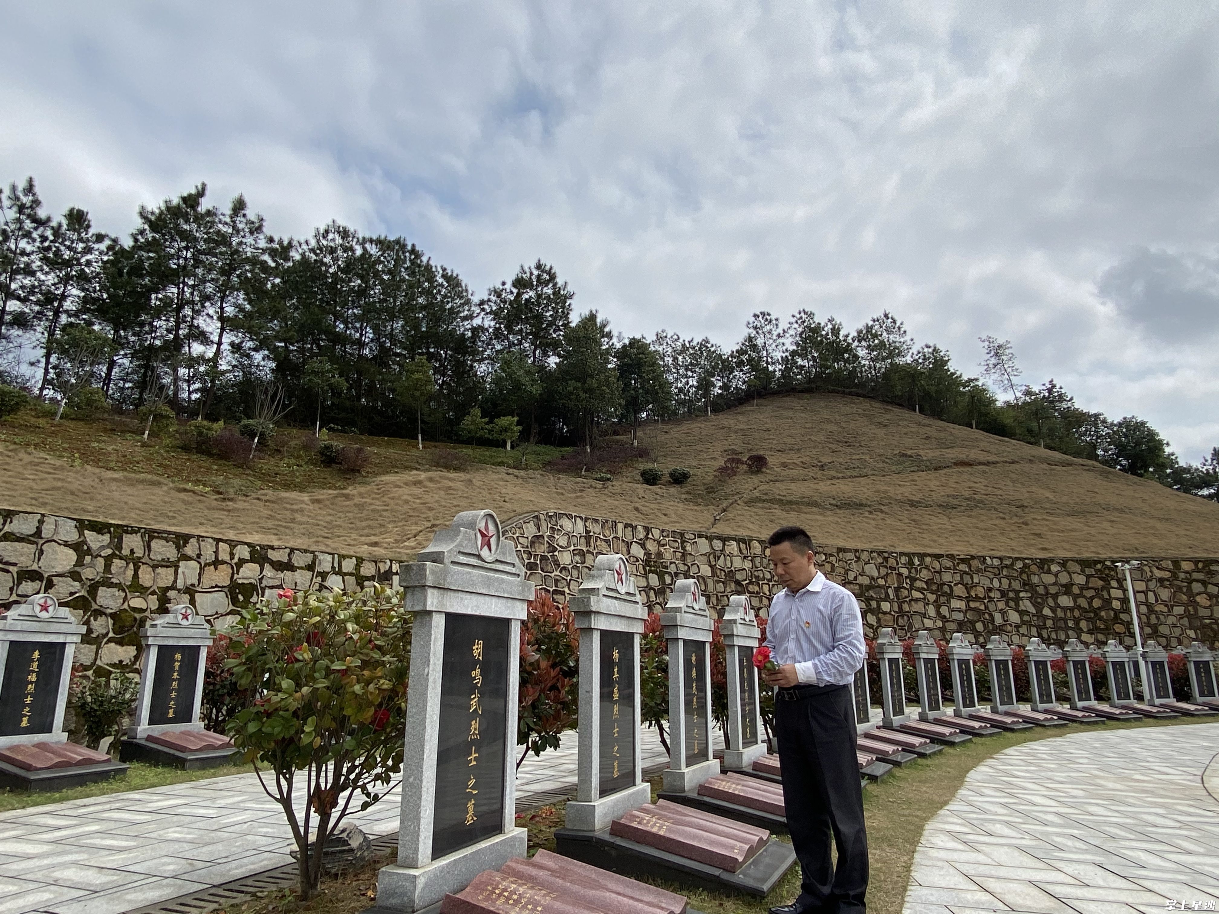 瞻仰长沙县烈士陵园。