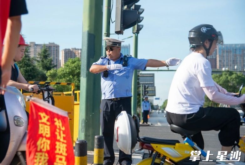 国庆假期间，长沙县交警在指挥交通。
