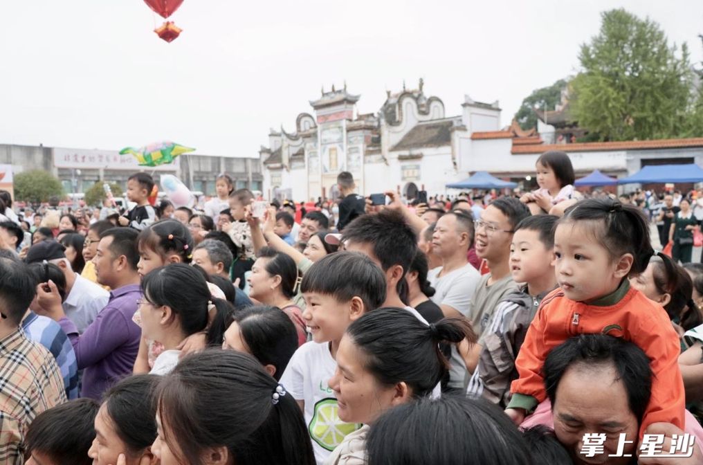 长沙陶公庙会，人山人海。赵佳慧 摄