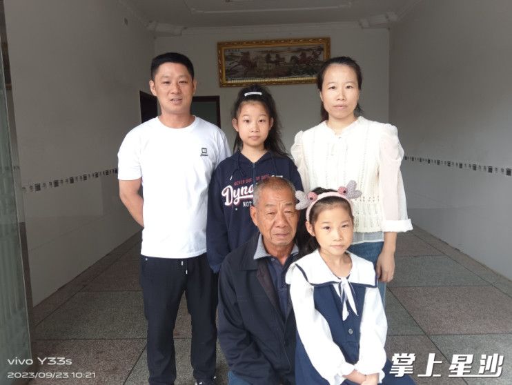 陈芳一家合影。金井镇供图