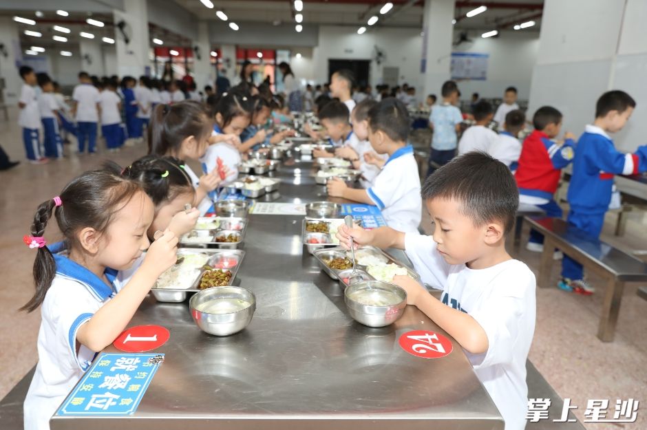 在南雅星沙实验学校食堂，孩子们吃上营养可口饭菜，非常开心。