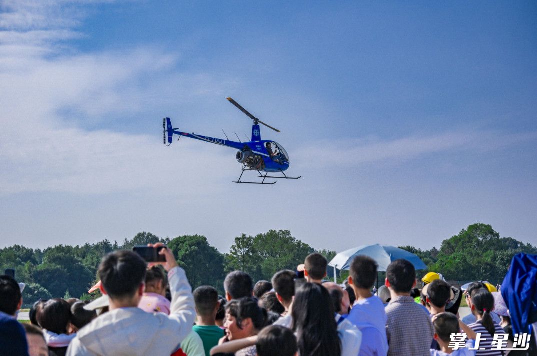 旋翼机低空飞行表演。章帝 摄