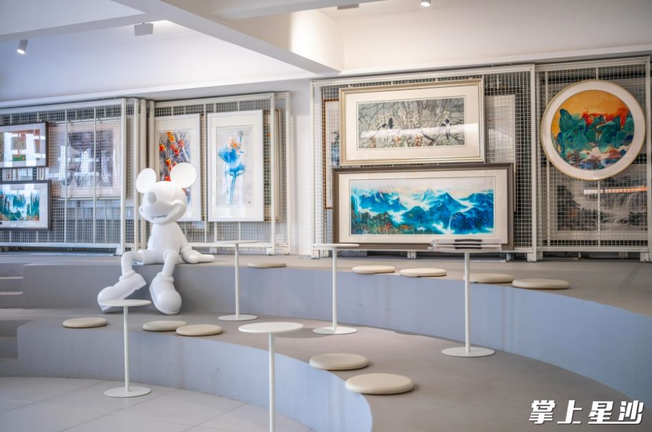 在李艳刺绣艺术馆，有众多“新潮”湘绣产品。章帝 摄