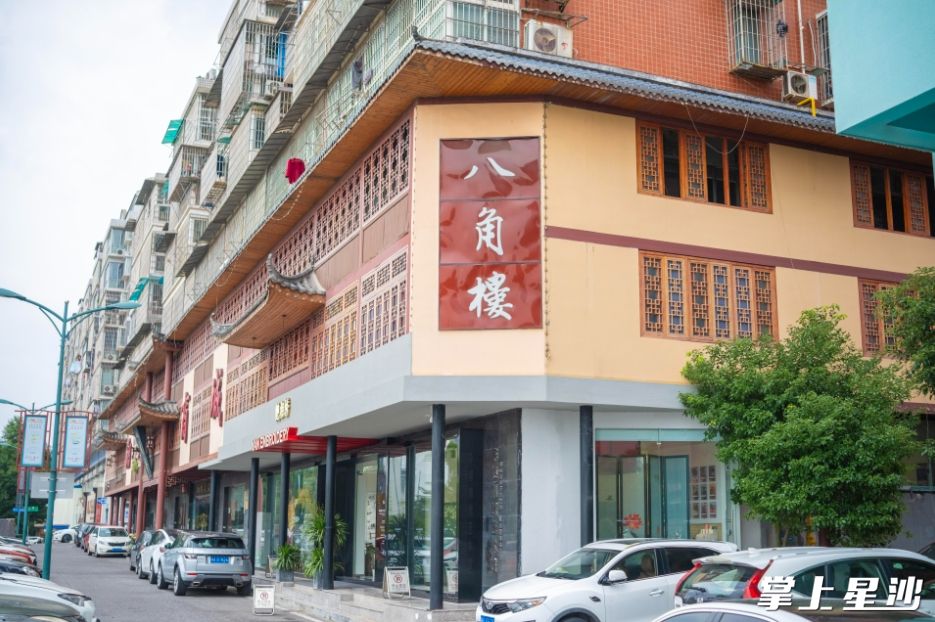 李艳刺绣艺术馆位于湘绣城古色古香的八角楼内。章帝 摄
