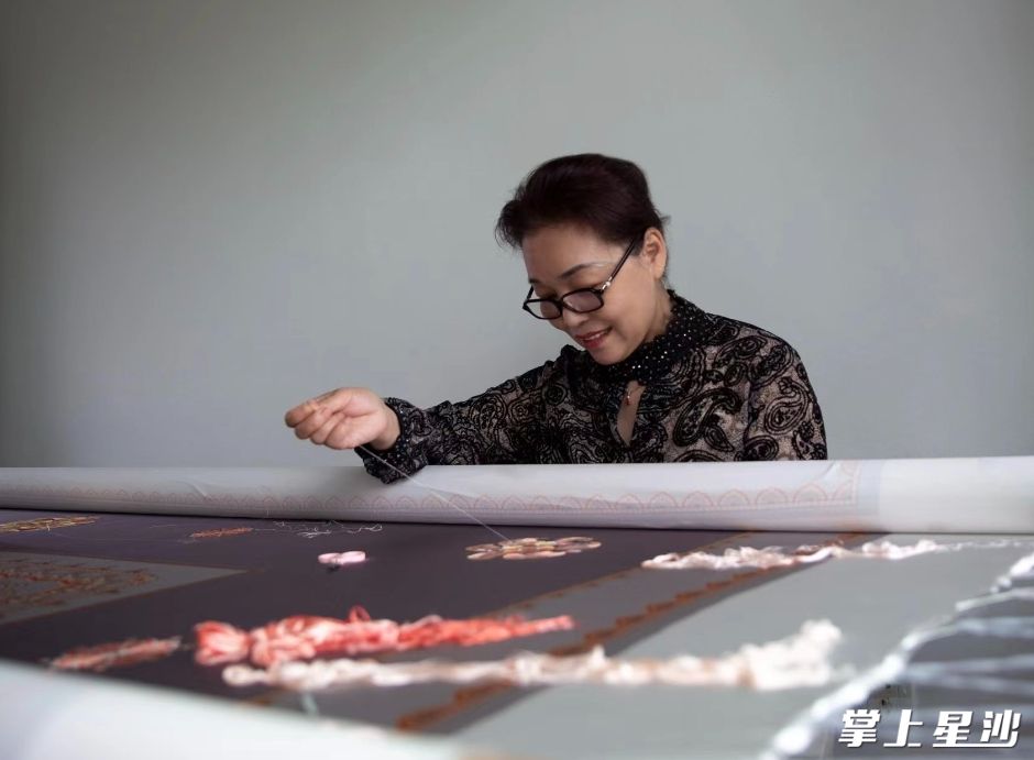 李艳刺绣艺术馆推出了一系列兼具创新、艺术与实用的代表新时代湘绣的文创衍生品。李艳刺绣艺术馆供图