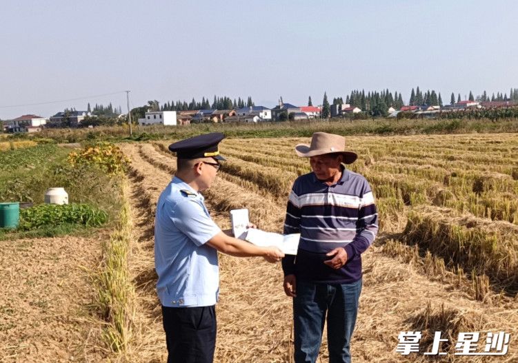 春华镇春华山村，执法人员正向村民普法。县行政执法局供图