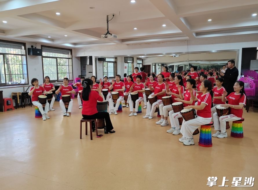 星沙街道凉塘路社区退休党员黄苍霖在社区开办老年大学，丰富老人文娱生活。