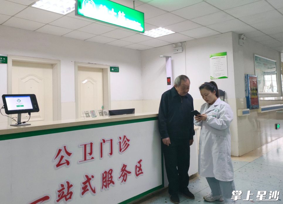 患者到一站式服务区求助。均为医院供图