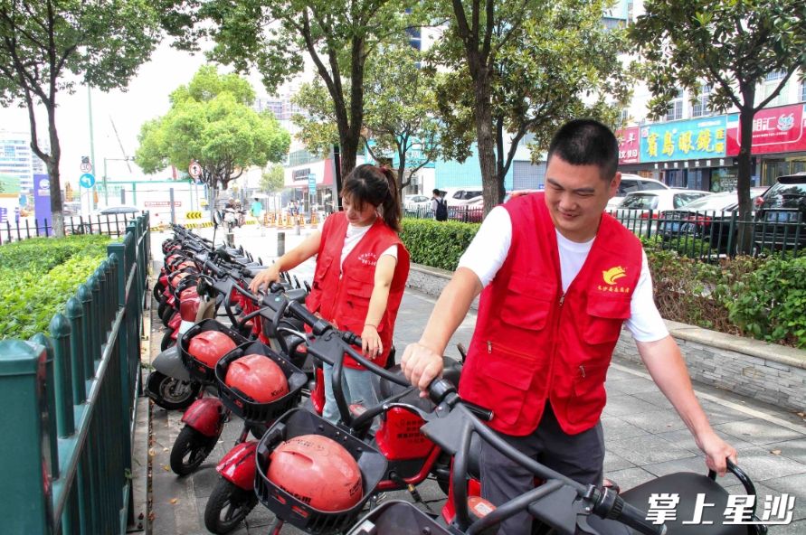 志愿者们在街头,将共享单车摆放整齐。 志愿者们在街头,将共享单车摆放整齐。