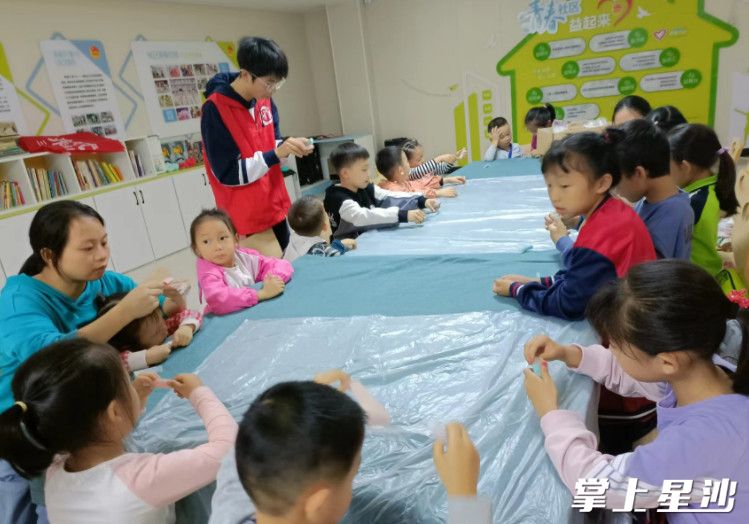 图为孩子们手工制作秋日之礼送妈妈。 社区供图