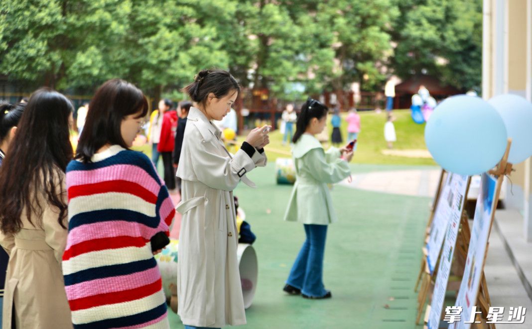 专家组现场观摩湘龙幼儿园教学成果。