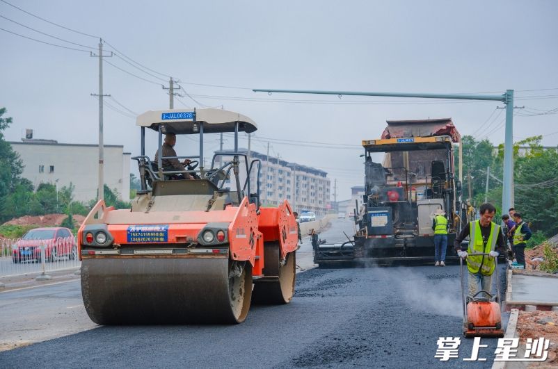 10月20日下午,随着最后一公里沥青铺设完毕,该项目主体工程正式完工。均为章帝 摄 10月20日下午,随着最后一公里沥青铺设完毕,该项目主体工程正式完工。均为章帝 摄