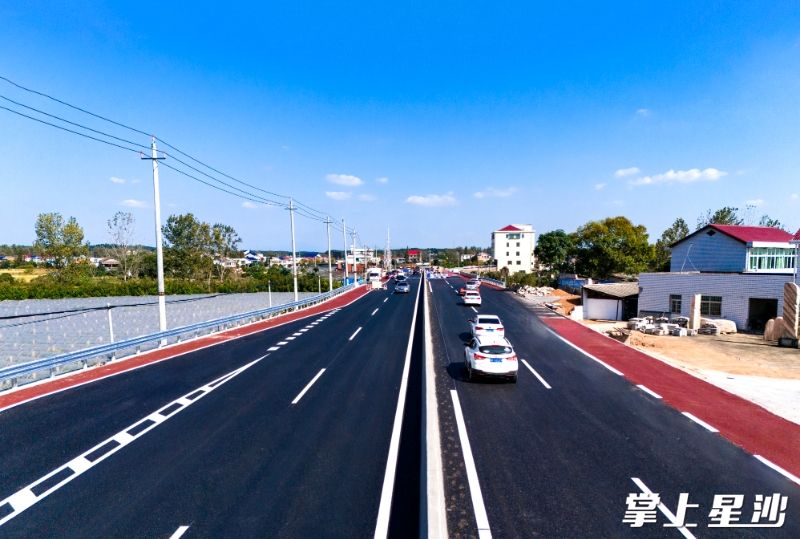 提质后的S206项目,由双向两车道变为双向四车道,有效改善道路通行环境。 提质后的S206项目,由双向两车道变为双向四车道,有效改善道路通行环境。