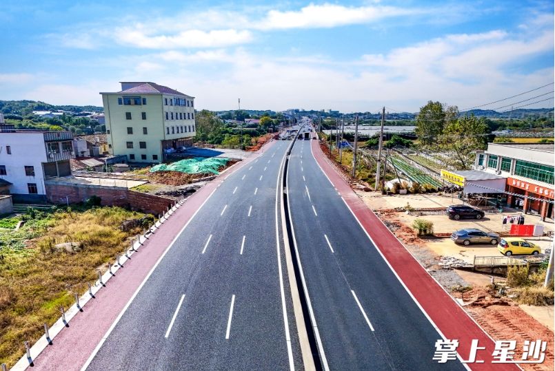 项目竣工通车后,将为长沙县北部乡镇经济社会高质量发展提供坚实的交通支撑。 项目竣工通车后,将为长沙县北部乡镇经济社会高质量发展提供坚实的交通支撑。