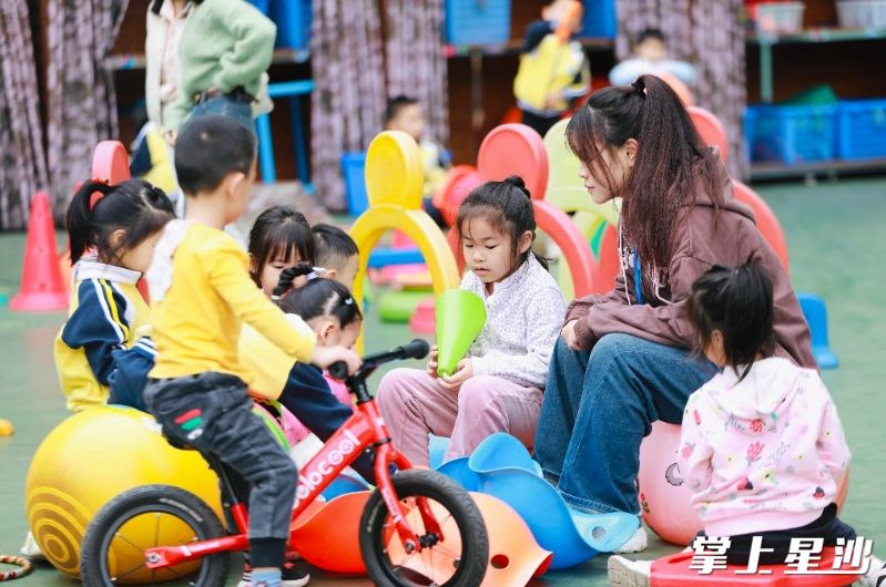 老师带着孩子们体验园区游戏。均为李杰 摄