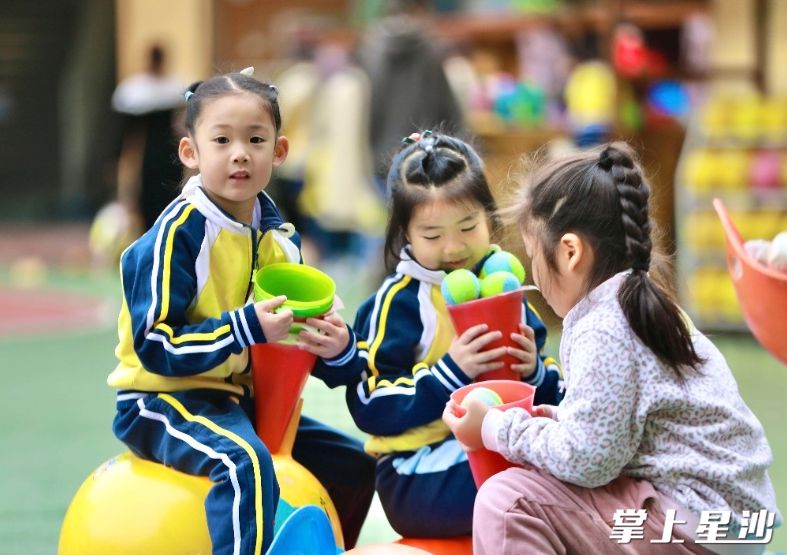 孩子们在玩游戏。
