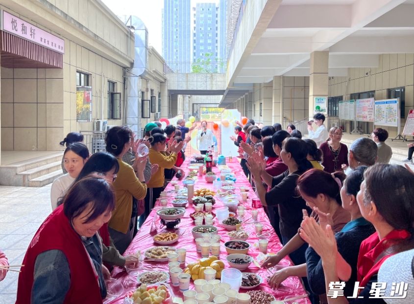 图为螺丝塘社区重阳节美食长桌宴现场。均为社区供图