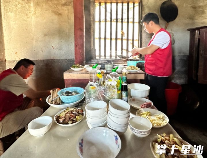 志愿者们为五保户袁自均做饭。均为刘思源 摄