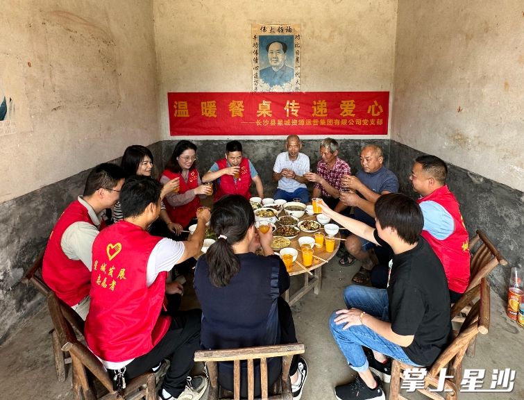 大家一块吃团圆饭。