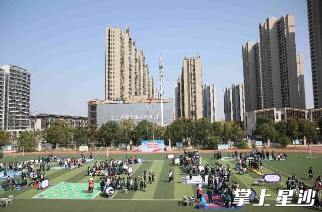 活动现场热闹非凡。均为李杰 摄