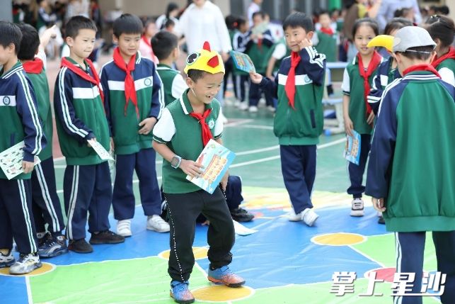 学生体验“老鹰抓小鸡”游戏。
