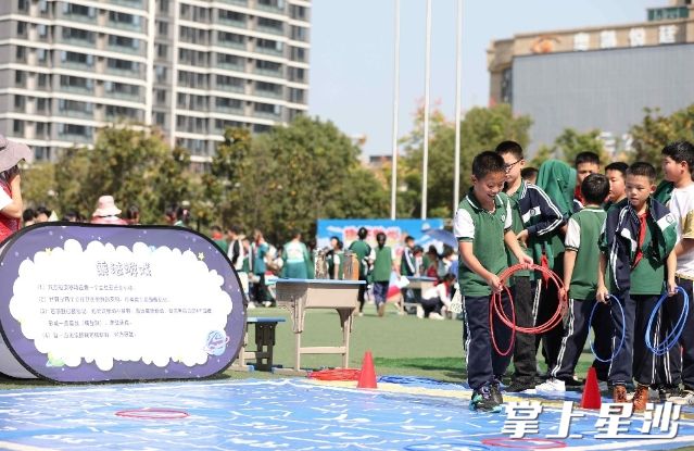 学生玩乘法游戏。